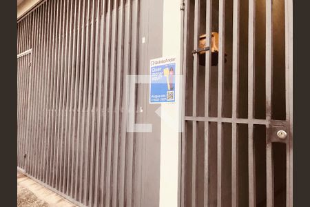 Casa para alugar com 75m², 2 quartos e sem vagaportão de acesso vista lateral