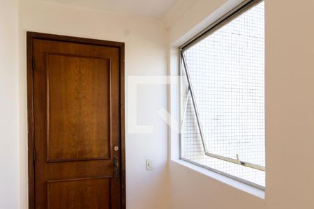 Sala - porta e janela entrada de apartamento para alugar com 2 quartos, 76m² em Centro, Curitiba