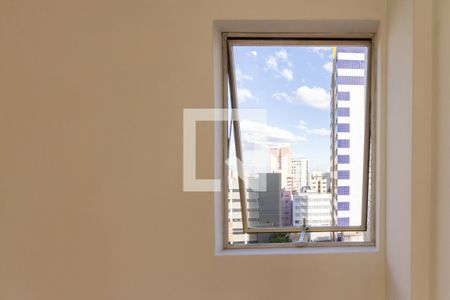 Sala - janela de apartamento para alugar com 2 quartos, 76m² em Centro, Curitiba