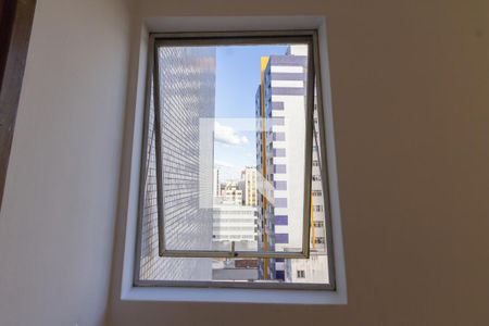 Sala - janela da entrada de apartamento para alugar com 2 quartos, 76m² em Centro, Curitiba