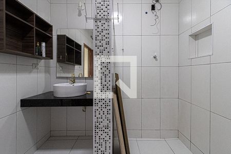 banheiro social_3 de casa para alugar com 1 quarto, 50m² em Jardim Patente, São Paulo