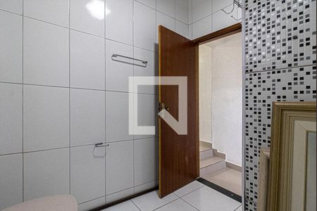 banheiro social_4 de casa para alugar com 1 quarto, 50m² em Jardim Patente, São Paulo