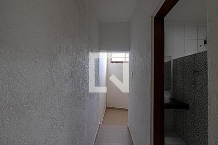 corredor para os comodos_1 de casa para alugar com 1 quarto, 50m² em Jardim Patente, São Paulo