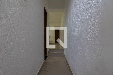 corredor para os comodos_2 de casa para alugar com 1 quarto, 50m² em Jardim Patente, São Paulo