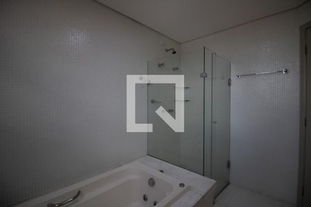 Apartamento para alugar com 200m², 4 quartos e 3 vagas Apartamento para alugar com 200m², 4 quartos e 3 vagasBanheiro da Suíte 1