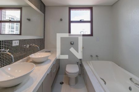 Apartamento para alugar com 200m², 4 quartos e 3 vagas Apartamento para alugar com 200m², 4 quartos e 3 vagasBanheiro da Suíte 1