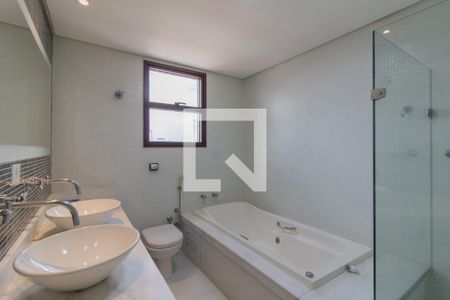 Apartamento para alugar com 200m², 4 quartos e 3 vagas Apartamento para alugar com 200m², 4 quartos e 3 vagasBanheiro da Suíte 1