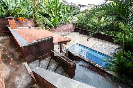 Casa à venda com 290m², 4 quartos e 2 vagasEscada Externa