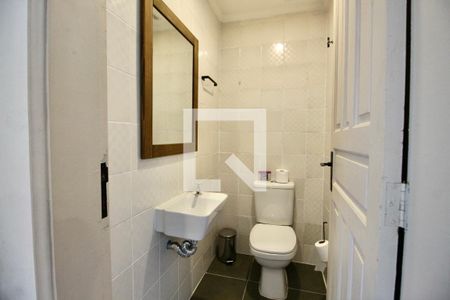 Lavabo de apartamento para alugar com 2 quartos, 69m² em Jardim Las Palmas, Guarujá