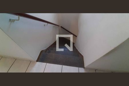 Casa à venda com 191m², 3 quartos e 2 vagas Casa à venda com 191m², 3 quartos e 2 vagasEscada