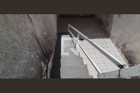 Casa à venda com 191m², 3 quartos e 2 vagas Casa à venda com 191m², 3 quartos e 2 vagasEscada