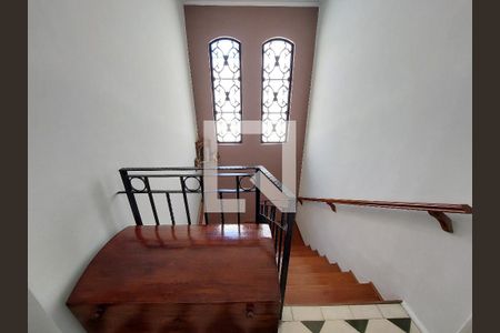 Casa à venda com 190m², 3 quartos e 2 vagasEscada 