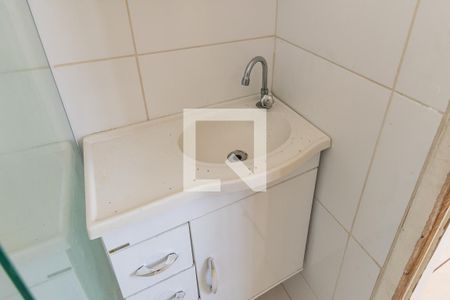 Banheiro de kitnet/studio para alugar com 1 quarto, 40m² em Cordovil, Rio de Janeiro