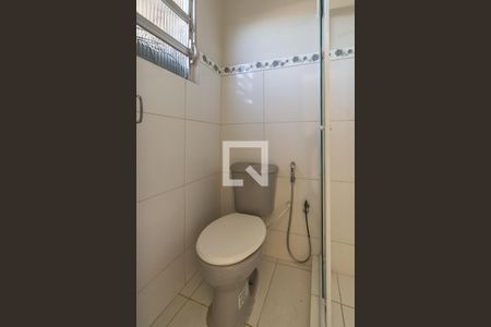 Banheiro de kitnet/studio para alugar com 1 quarto, 40m² em Cordovil, Rio de Janeiro