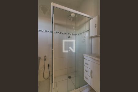 Banheiro de kitnet/studio para alugar com 1 quarto, 40m² em Cordovil, Rio de Janeiro
