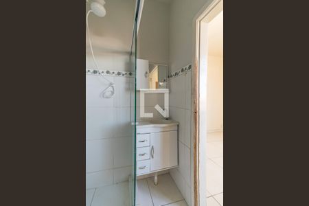 Banheiro de kitnet/studio para alugar com 1 quarto, 40m² em Cordovil, Rio de Janeiro