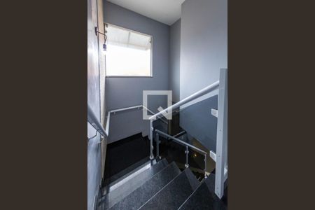 Escada de casa para alugar com 3 quartos, 200m² em Quinta da Paineira, São Paulo