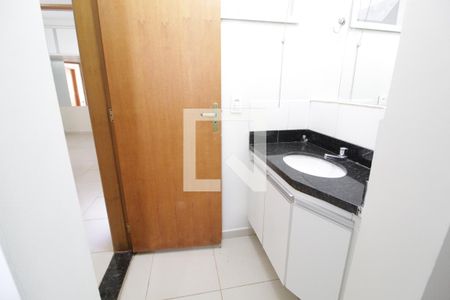 Banheiro de kitnet/studio para alugar com 1 quarto, 30m² em Lídice, Uberlândia