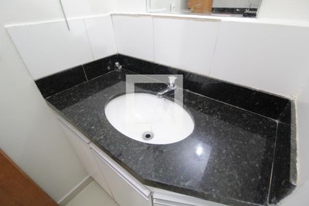 Banheiro de kitnet/studio para alugar com 1 quarto, 30m² em Lídice, Uberlândia