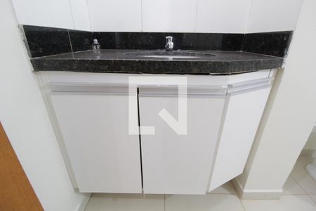 Banheiro de kitnet/studio para alugar com 1 quarto, 30m² em Lídice, Uberlândia
