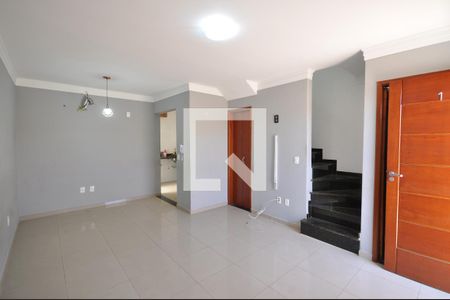 Sala de casa de condomínio à venda com 2 quartos, 90m² em Jardim Londrina, São Paulo