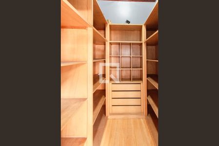 Casa à venda com 1000m², 4 quartos e 4 vagasCloset 