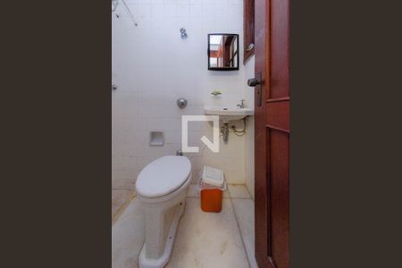 Casa para alugar com 465m², 4 quartos e 5 vagasBanheiro de serviço