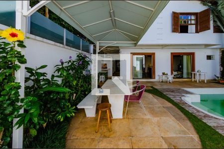 Casa para alugar com 465m², 4 quartos e 5 vagasQuintal