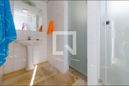 Casa para alugar com 465m², 4 quartos e 5 vagasBanheiro externo