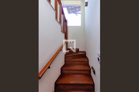 Casa para alugar com 465m², 4 quartos e 5 vagasEscada