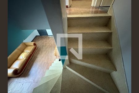 Escada  de casa à venda com 3 quartos, 120m² em Vila Cruz das Almas, São Paulo