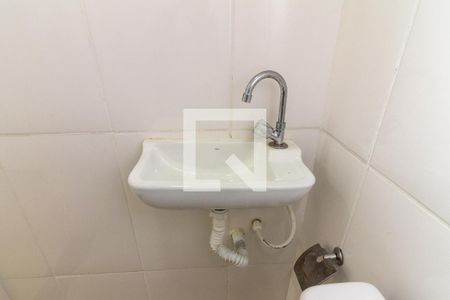 Banheiro de kitnet/studio para alugar com 1 quarto, 48m² em Penha Circular, Rio de Janeiro