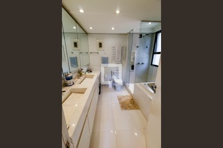 Apartamento à venda com 207m², 3 quartos e 4 vagas Apartamento à venda com 207m², 3 quartos e 4 vagasBanheiro da Suíte 1