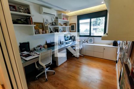 Apartamento à venda com 207m², 3 quartos e 4 vagas Apartamento à venda com 207m², 3 quartos e 4 vagasEscritório