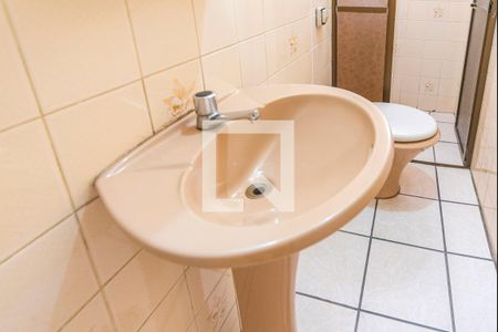 Banheiro Social de casa para alugar com 3 quartos, 191m² em Vila Mazzei, Santo André