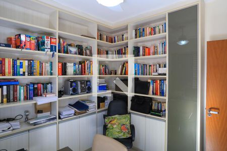 Casa à venda com 274m², 4 quartos e 4 vagasEscritório