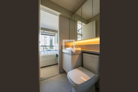 Banheiro de kitnet/studio para alugar com 1 quarto, 22m² em Jardim das Bandeiras, São Paulo