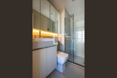 Banheiro de kitnet/studio para alugar com 1 quarto, 22m² em Jardim das Bandeiras, São Paulo