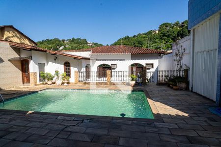 Casa à venda com 380m², 3 quartos e 6 vagas Casa à venda com 380m², 3 quartos e 6 vagasÁrea comum - Piscina