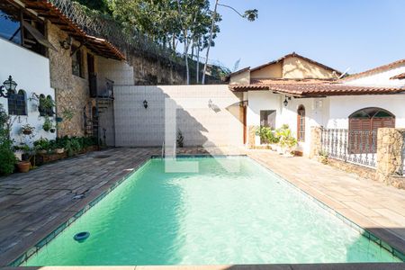Casa à venda com 380m², 3 quartos e 6 vagas Casa à venda com 380m², 3 quartos e 6 vagasÁrea comum - Piscina