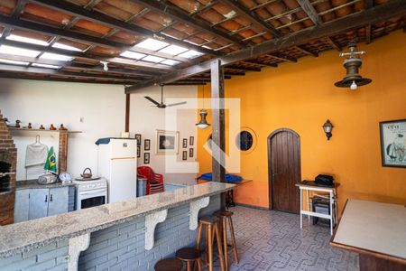 Casa à venda com 380m², 3 quartos e 6 vagas Casa à venda com 380m², 3 quartos e 6 vagasÁrea comum - Churrasqueira