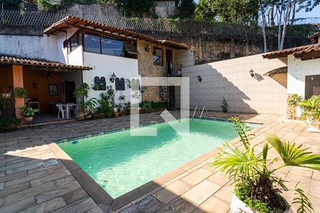 Casa à venda com 380m², 3 quartos e 6 vagas Casa à venda com 380m², 3 quartos e 6 vagasÁrea comum - Piscina