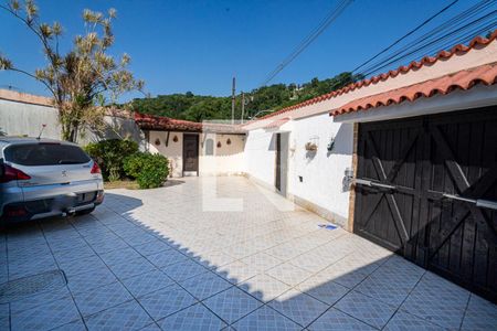 Casa à venda com 380m², 3 quartos e 6 vagas Casa à venda com 380m², 3 quartos e 6 vagasEntrada