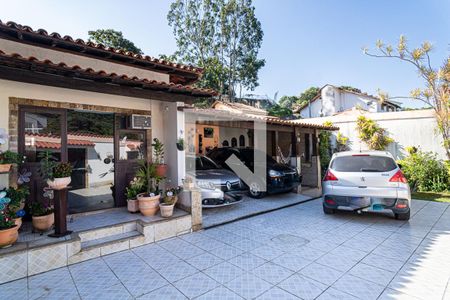 Casa à venda com 380m², 3 quartos e 6 vagas Casa à venda com 380m², 3 quartos e 6 vagasEntrada