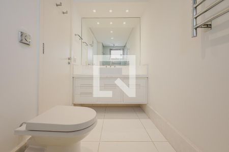 Apartamento à venda com 360m², 3 quartos e 4 vagasBanheiro da Suíte 1