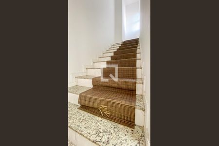 Apartamento à venda com 94m², 2 quartos e 1 vaga Apartamento à venda com 94m², 2 quartos e 1 vagaEscada