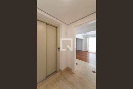 Apartamento à venda com 198m², 3 quartos e 3 vagas Apartamento à venda com 198m², 3 quartos e 3 vagasEntrada