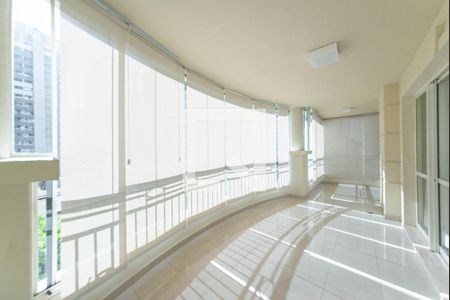 Apartamento à venda com 198m², 3 quartos e 3 vagas Apartamento à venda com 198m², 3 quartos e 3 vagasVaranda