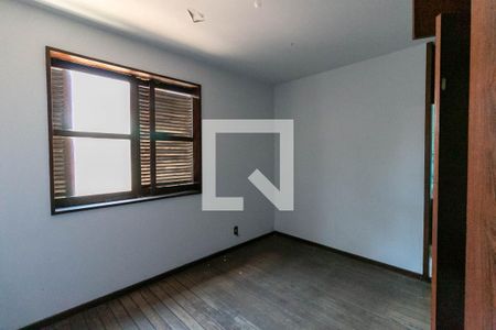 Casa à venda com 1000m², 5 quartos e 6 vagas Casa à venda com 1000m², 5 quartos e 6 vagasQuarto