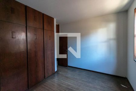 Casa à venda com 1000m², 5 quartos e 6 vagas Casa à venda com 1000m², 5 quartos e 6 vagasQuarto